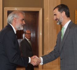 Su Majestad el Rey recibe el saludo del rector de la Universidad Pontificia Comillas, Julio Luis Martínez Martínez